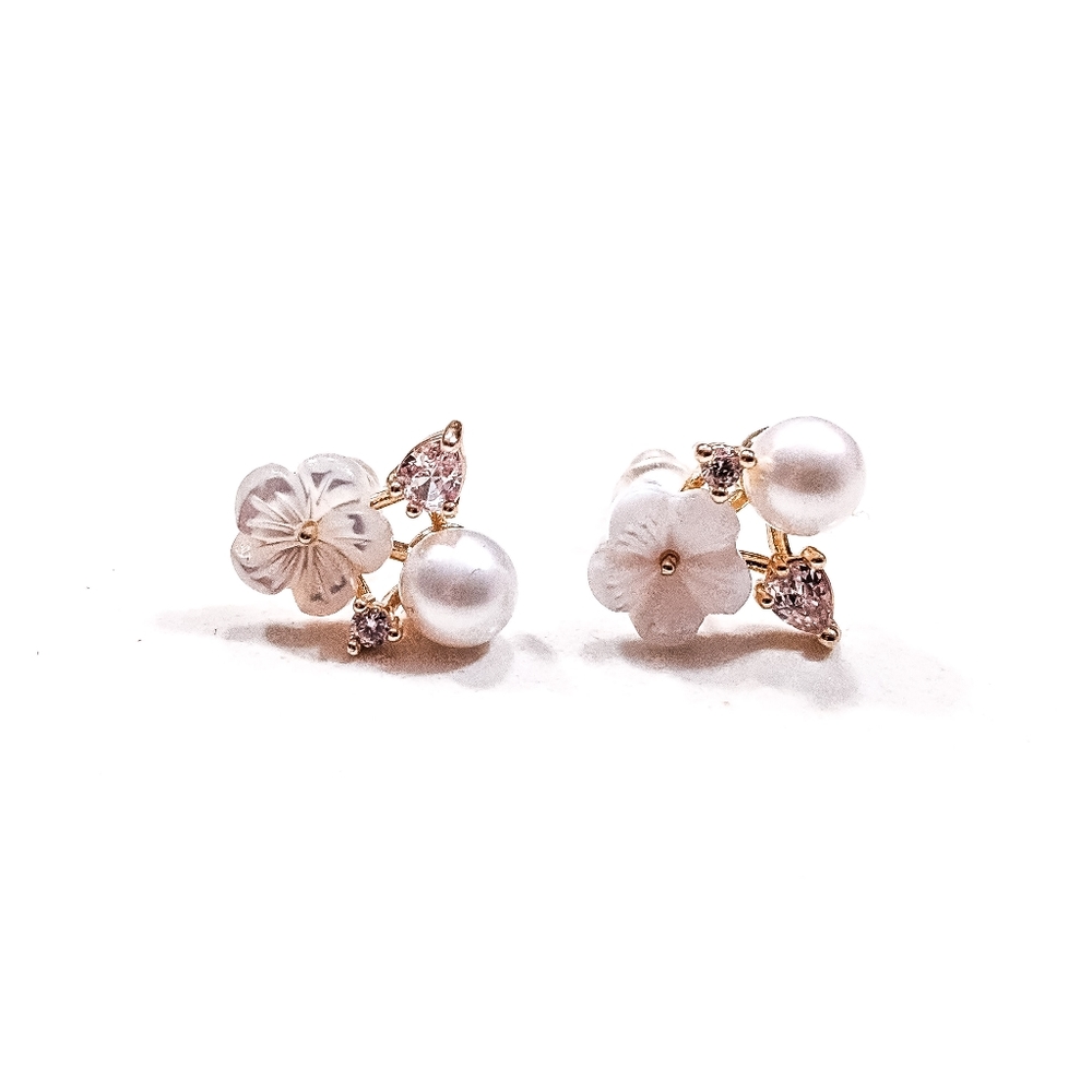 18k Gold Ivory Pearl & Simulated Diamond Earrings - Picture 3 of 7